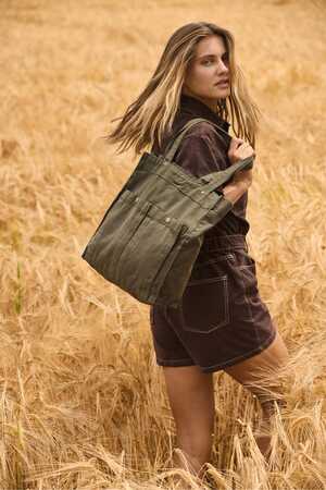 Handtasche mit doppelter Fronttasche